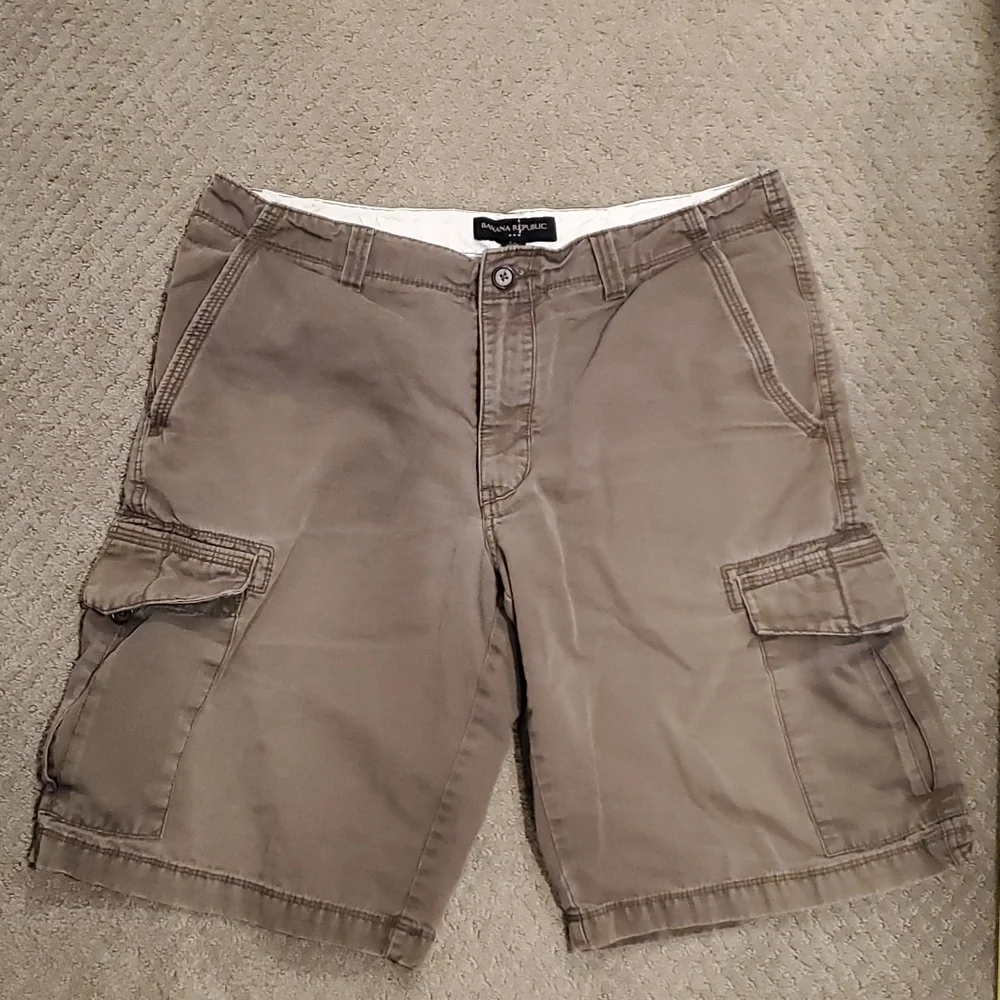 Distressed / Vintage Banana Republic brand men's shorts sz 34